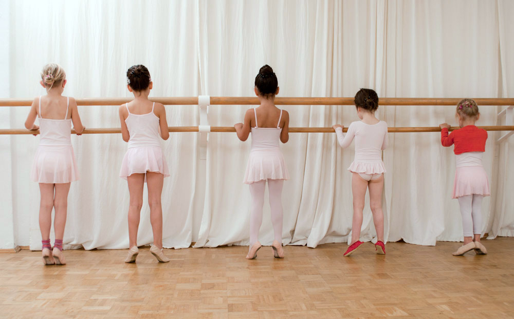 Ballett Ballettschule Kinderballett Tänzerische Früherziehung an der Ballettstange